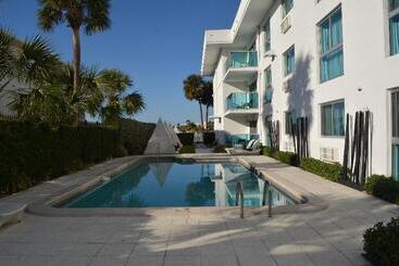 Отель Beach Haus Bal Harbour