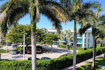 Отель Beach Haus Bal Harbour