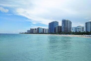 Отель Beach Haus Bal Harbour