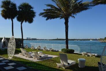 Отель Beach Haus Bal Harbour