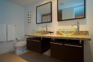 Отель Beach Haus Bal Harbour