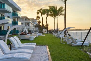 Отель Beach Haus Bal Harbour