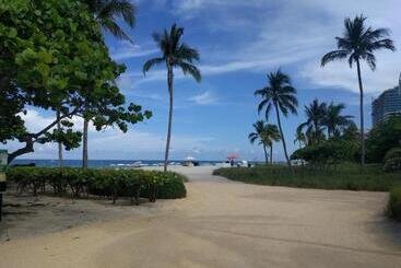 Отель Beach Haus Bal Harbour