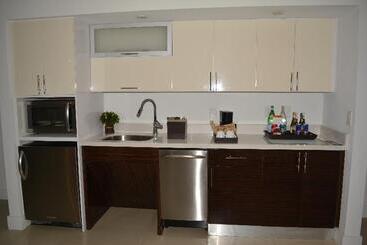 Отель Beach Haus Bal Harbour