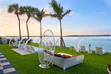 Отель Beach Haus Bal Harbour