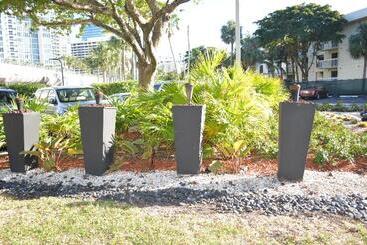 Отель Beach Haus Bal Harbour