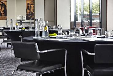 Renaissance Paris Arc De Triomphe - Parijs