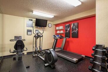 هتل Travelodge Suites By Wyndham Regina   Eastgate Bay