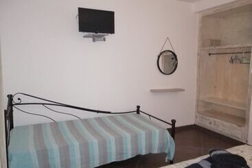 هتل Eugenia Studios