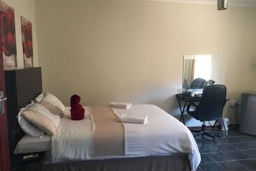 پانسیون Pleassure Suites