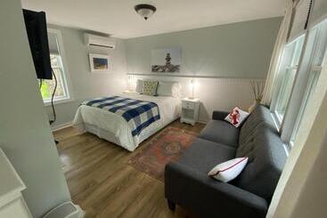 Hanscom's Motel & Cottages