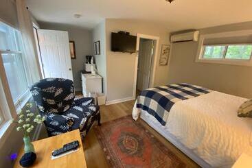 Hanscom's Motel & Cottages