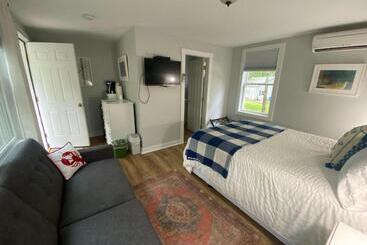 Hanscom's Motel & Cottages