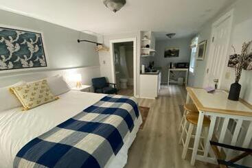 Hanscom's Motel & Cottages