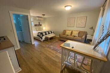 Hanscom's Motel & Cottages