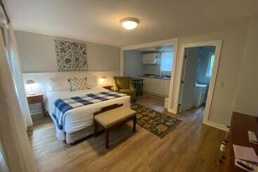 Hanscom's Motel & Cottages