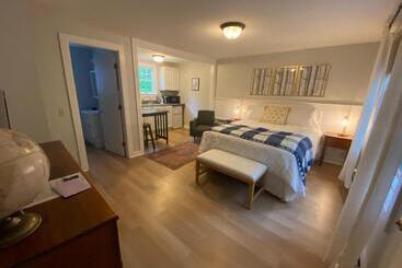 Hanscom's Motel & Cottages