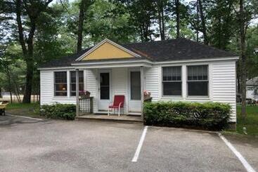 Hanscom's Motel & Cottages