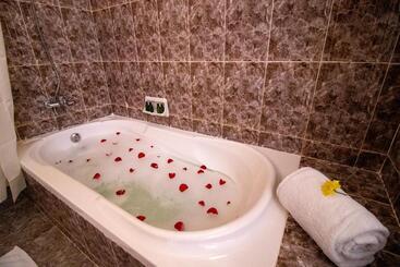 هتل Sunny Palms Beach Bungalows
