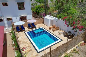 هتل Sunny Palms Beach Bungalows