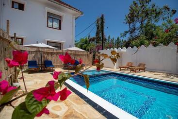 هتل Sunny Palms Beach Bungalows