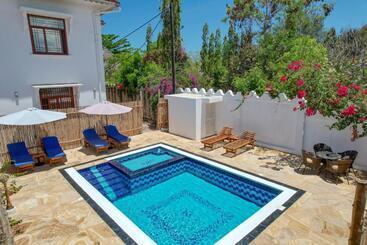 هتل Sunny Palms Beach Bungalows