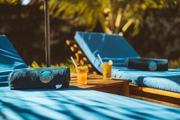 هتل Sunny Palms Beach Bungalows