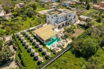 پانسیون Cala Cala Rooms,restaurant & Farm Experience