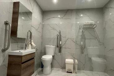 تختخواب و صبحانه La Reggia Seaview Guesthouse