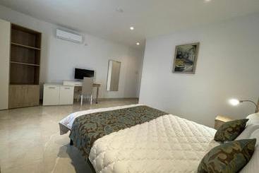 تختخواب و صبحانه La Reggia Seaview Guesthouse