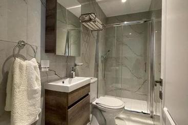 تختخواب و صبحانه La Reggia Seaview Guesthouse