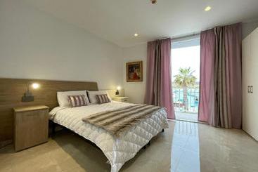 تختخواب و صبحانه La Reggia Seaview Guesthouse