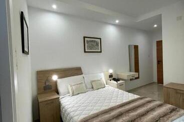 تختخواب و صبحانه La Reggia Seaview Guesthouse