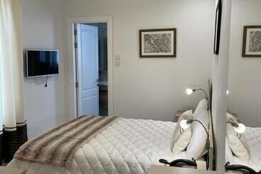 تختخواب و صبحانه La Reggia Seaview Guesthouse