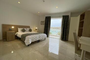 تختخواب و صبحانه La Reggia Seaview Guesthouse