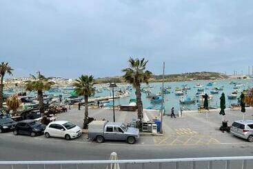 تختخواب و صبحانه La Reggia Seaview Guesthouse
