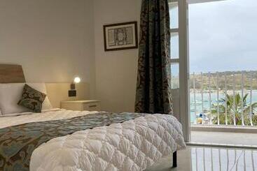 تختخواب و صبحانه La Reggia Seaview Guesthouse