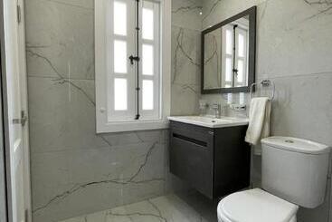 تختخواب و صبحانه La Reggia Seaview Guesthouse