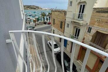 تختخواب و صبحانه La Reggia Seaview Guesthouse