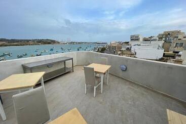تختخواب و صبحانه La Reggia Seaview Guesthouse