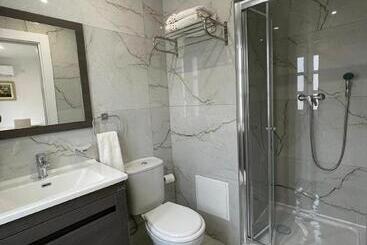 تختخواب و صبحانه La Reggia Seaview Guesthouse