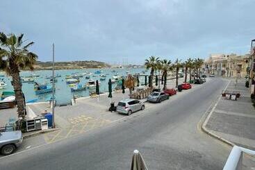 تختخواب و صبحانه La Reggia Seaview Guesthouse