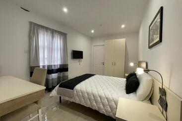 تختخواب و صبحانه La Reggia Seaview Guesthouse