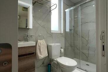 تختخواب و صبحانه La Reggia Seaview Guesthouse