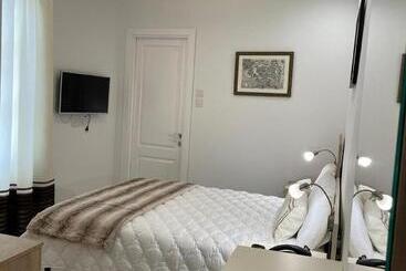 تختخواب و صبحانه La Reggia Seaview Guesthouse