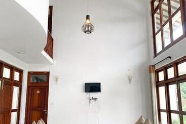 هتل 360 Surf Weligama Bay