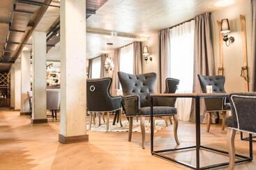 هتل Arietes Marmont Resort