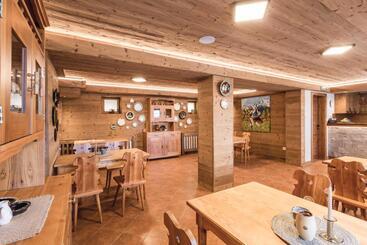 هتل Arietes Marmont Resort