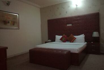 هتل Bjorne Classic Suites