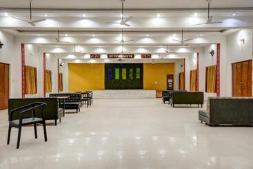 هتل Welcome Sri Vip Road Raipur